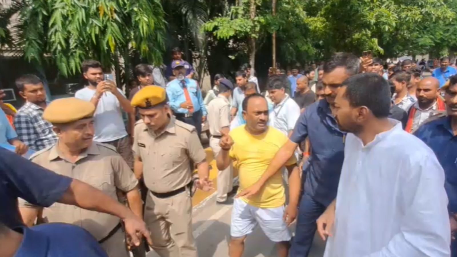 मंत्री से शिकायत करता युवक