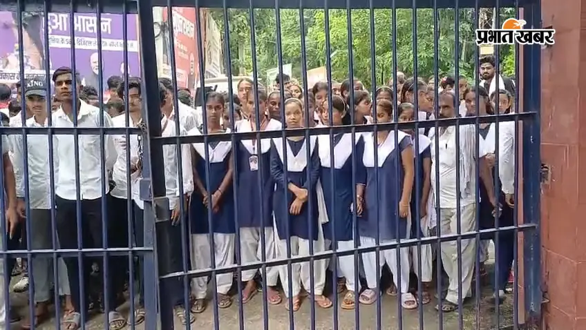 आनंदपुर विद्यालय को टैग करने के विवाद में फंसे स्कूली बच्चे, 'लेटर-लेटर' के खेल से त्रस्त होकर लगाई DM से गुहार