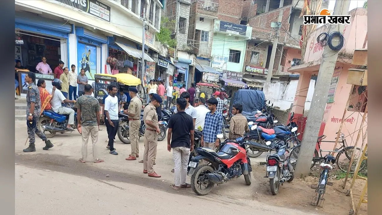 केंद्रीय पुस्तकालय के समीप यातायात पुलिस का सघन जांच अभियान, बिना हेलमेट और सीट बेल्ट चालकों का काटा चालान