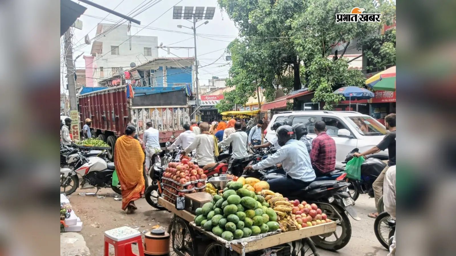 सीवान के बड़हरिया बाजार में ट्रक और पिकअप आमने-सामने आने से लगा भीषण जाम, आधे घंटे तक यातायात रहा बाधित