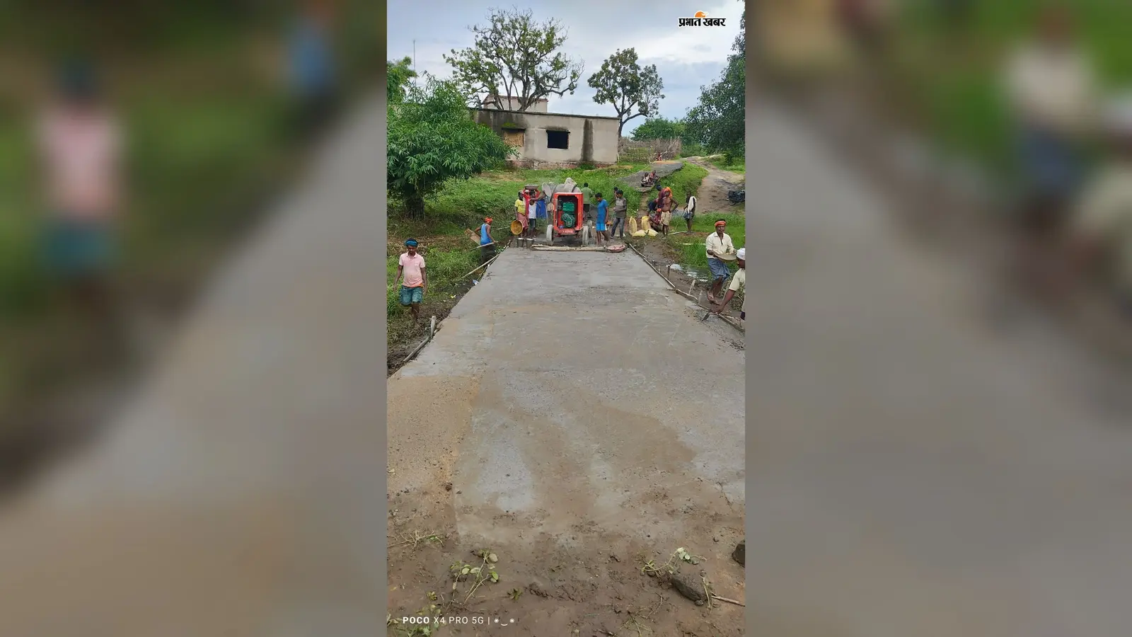 सरकारी मदद नहीं मिली तो ग्रामीणों ने श्रमदान से बना दी टूटी पुलिया