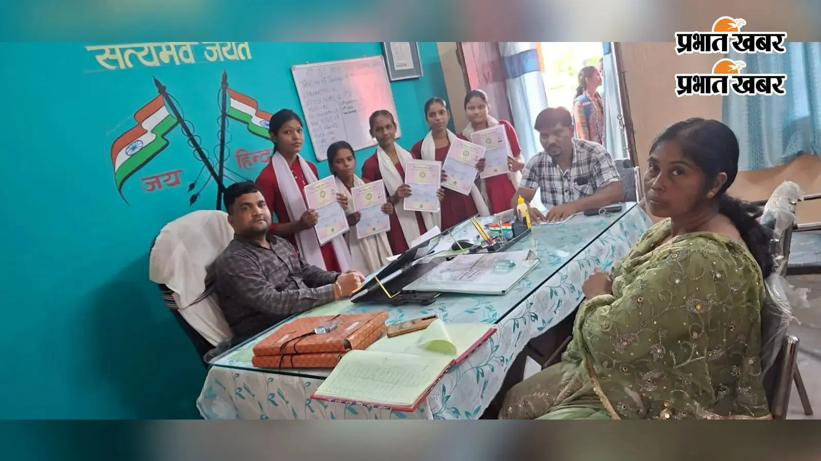 औरंगाबाद में छात्राओं के बीच वितरित किए गए मूल्य प्रमाण पत्र, विद्यालय में लगे सीसीटीवी कैमरे
