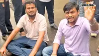 'हमें एक और केजरीवाल नहीं चाहिए': अभिजीत दीपके के घर के बाहर भूख हड़ताल पर बैठा युवक