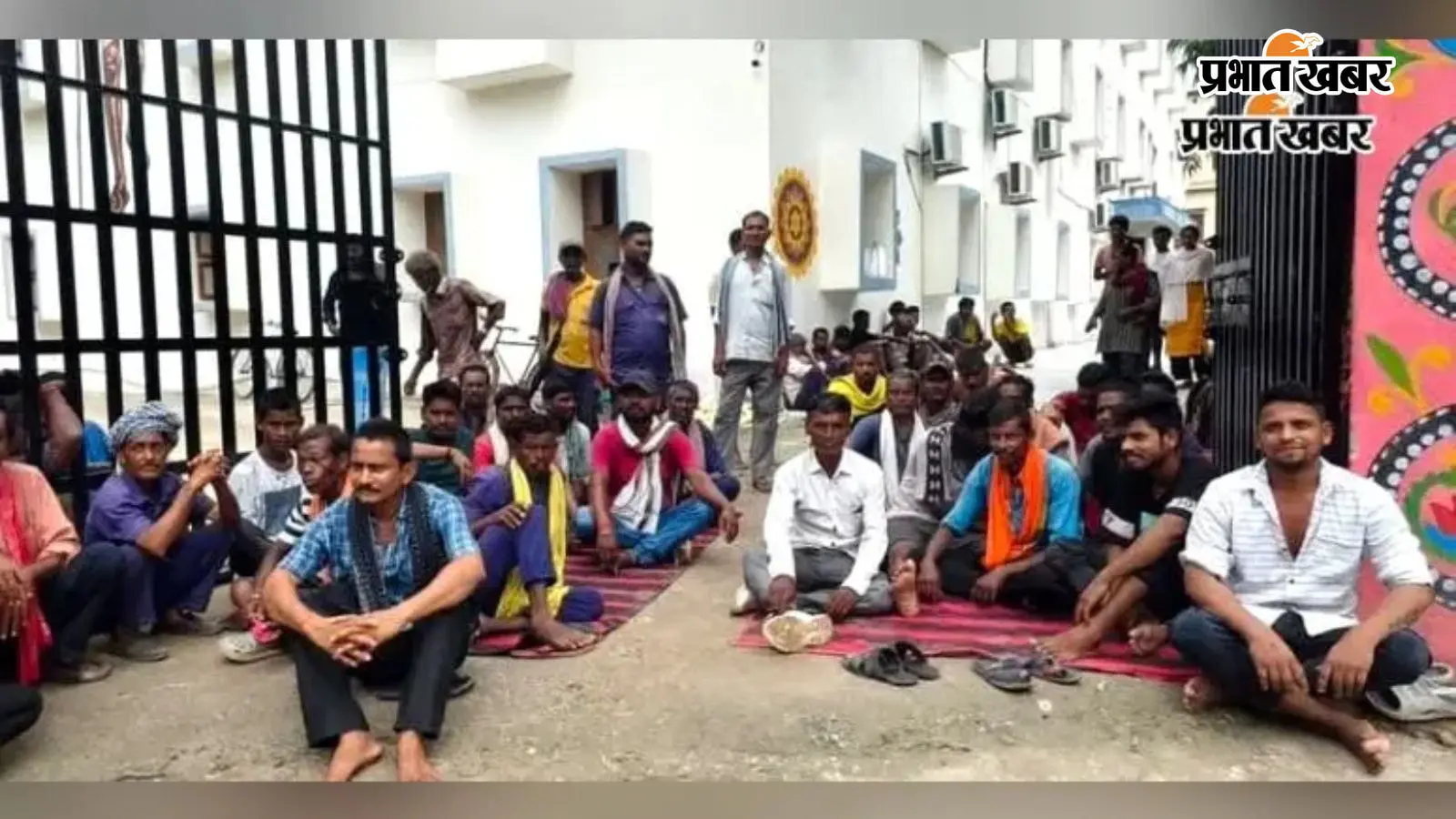 नवादा में दूसरे दिन भी जारी रही नगर परिषद सफाईकर्मियों की हड़ताल, शहर की सफाई व्यवस्था ठप