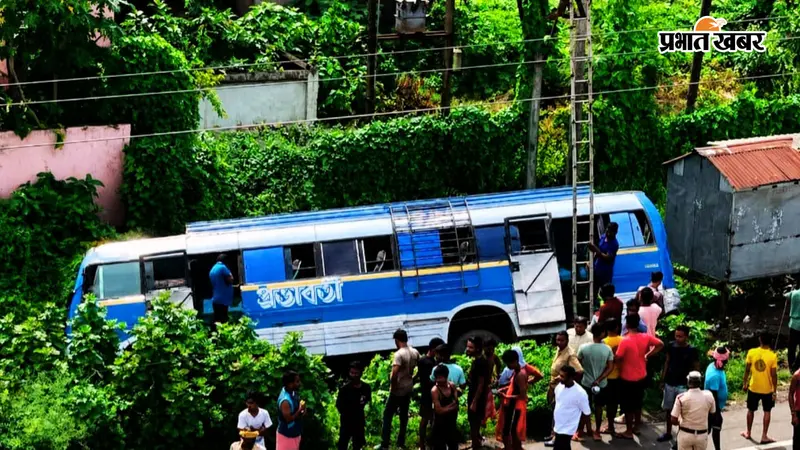 मोबाईल पर बात कर रहा था ड्राइवर, यात्रियों से भरी बस हुई दुर्घटनाग्रस्त, 15 यात्री घायल