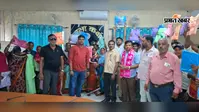 बरसात में सफाई कर्मियों का सहारा बना रेनकोट, नगर पंचायत ने किया वितरण