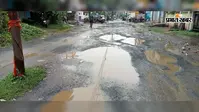 पाकुड़ के गड्ढों ने खोल दी नगर परिषद के दावों की पोल, हल्की बारिश में भी चलना भी दूभर