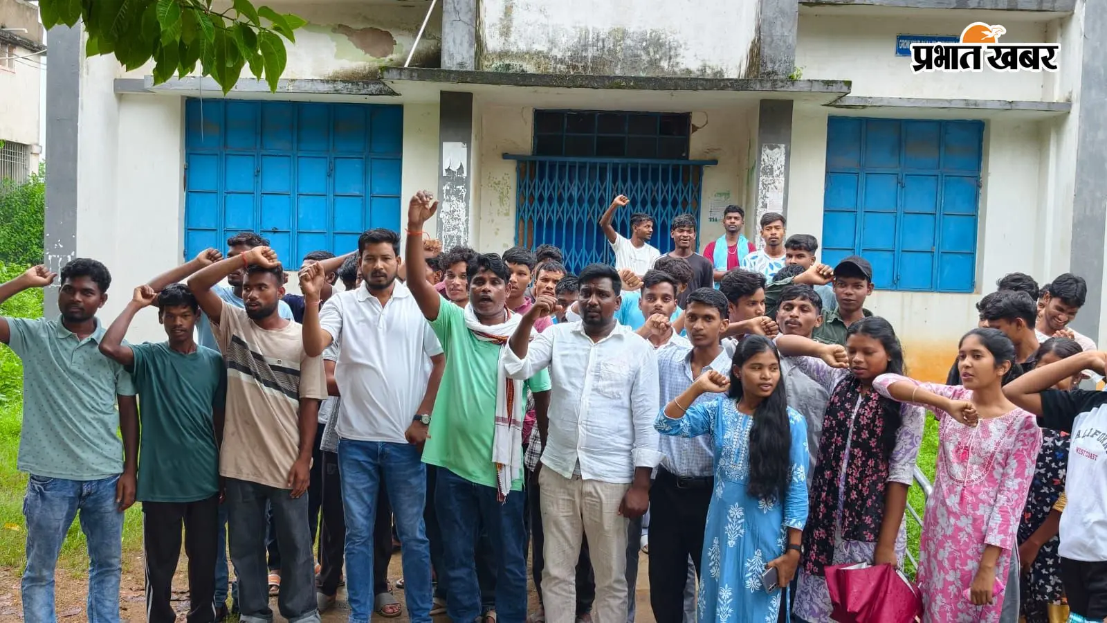 स्नातक सीटें 5,570 से घटाकर 2,820 करने का विरोध, एसपी कॉलेज में छात्रों की अनिश्चितकालीन तालाबंदी शुरू