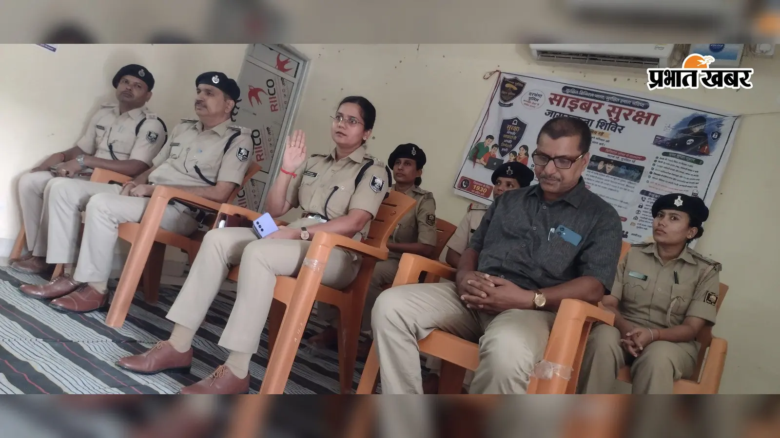 ग्रामीण एसपी बनीं शिक्षक, छात्राओं को साइबर सुरक्षा और महिला अधिकारों का पढ़ाया पाठ