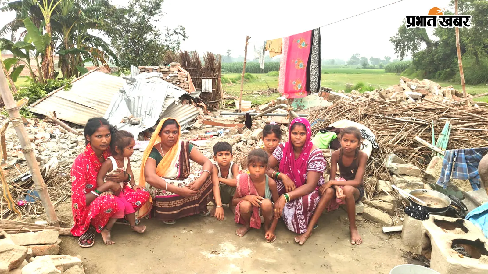 गोपालगंज: प्रशासनिक कार्रवाई के बाद बेघर हुए दो परिवार, खुले आसमान के नीचे गुजर रही जिंदगी; राहत की आस में पीड़ित