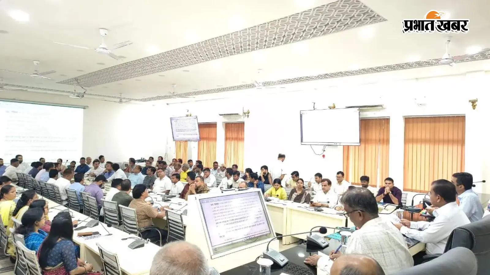बेगूसराय डीएम ने जिला स्तरीय समन्वय समिति की बैठक में योजनाओं की समीक्षा की, लंबित मामलों के शीघ्र निष्पादन के दिए निर्देश