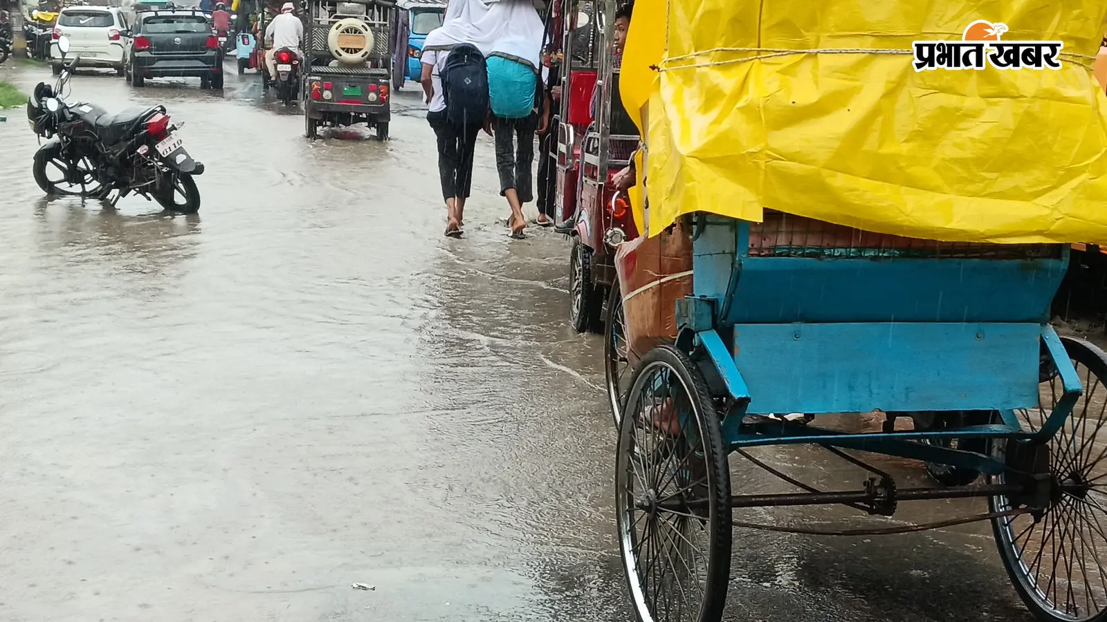 बक्सर: थोड़ी सी बारिश में ही लबालब हुई गोलंबर-सिंडिकेट सड़क, अधूरे नाले और गड्ढों से बेहाल हुआ आवागमन