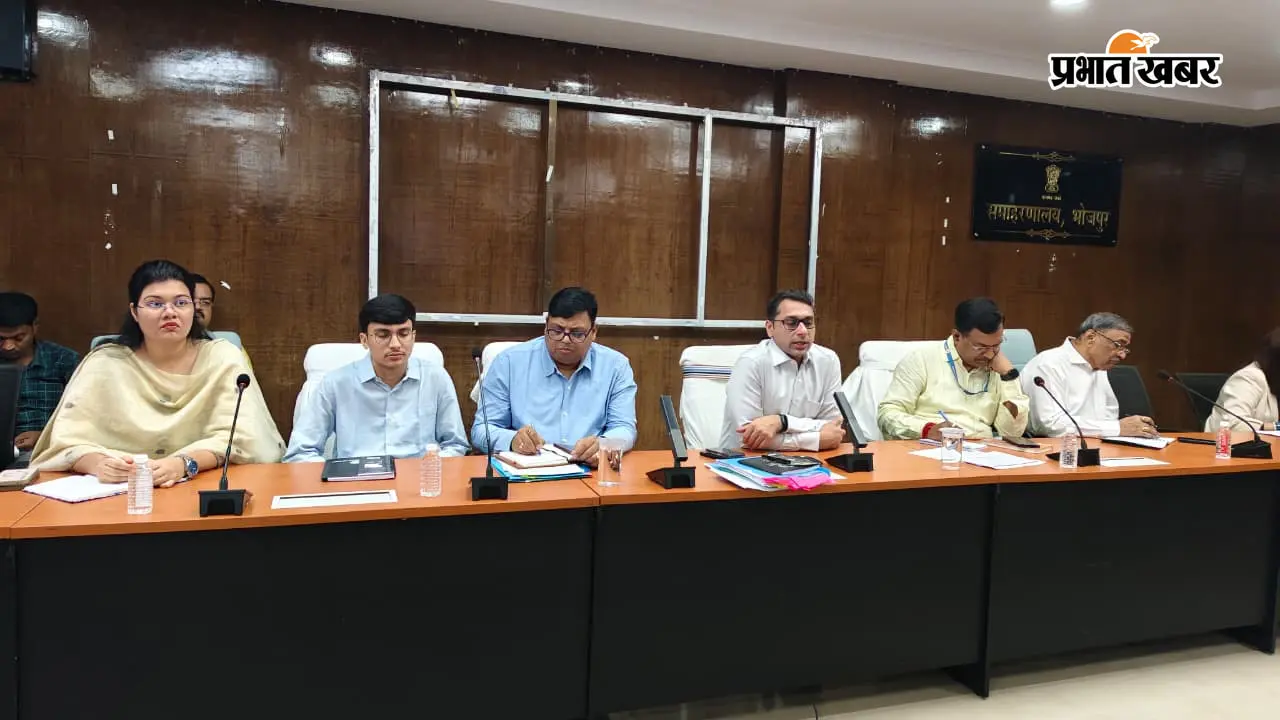 भोजपुर डीएम की हाई लेवल बैठक, डिग्री कॉलेज, लैंडफिल और जलमीनार परियोजनाओं पर दिए निर्देश