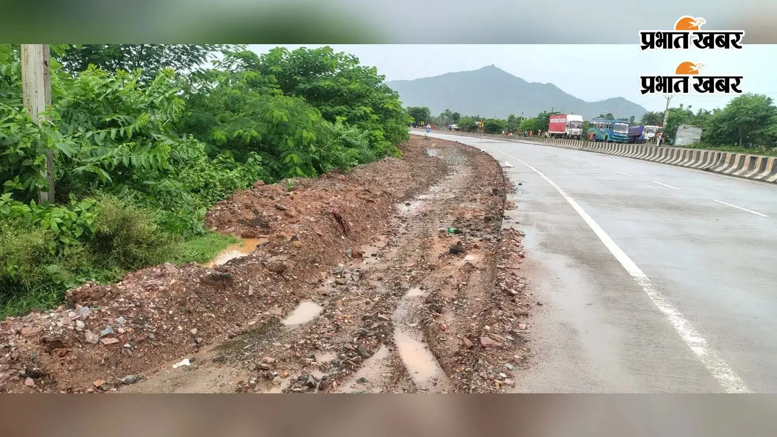 रजौली में यात्री शेड निर्माण के लिए खोदे गए गड्ढे बने हादसों की वजह, लोगों में नाराजगी