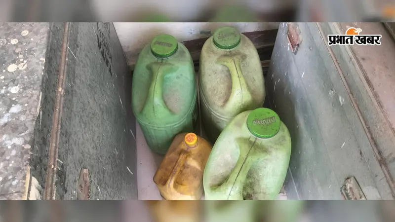 अररिया के नरपतगंज में छापेमारी के दौरान हंगामा, 50 लीटर शराब बरामद, आरोपी को छुड़ाकर भागे लोग