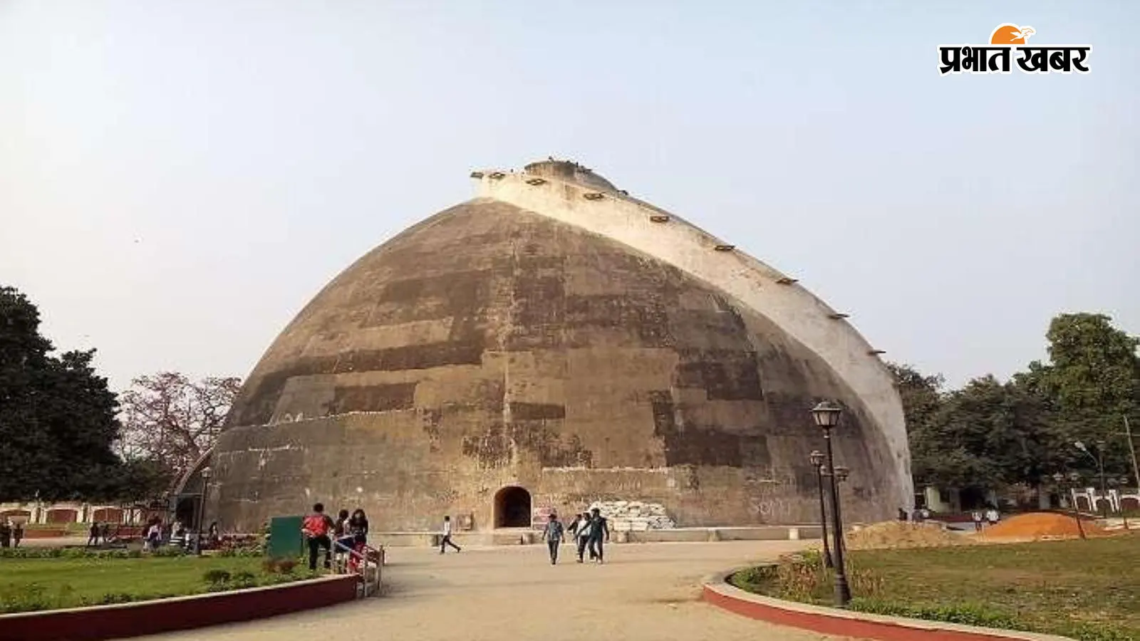 बिहार की राजधानी पटना अपने समृद्ध इतिहास, धार्मिक आस्था और खूबसूरत पर्यटन स्थलों के लिए जानी जाती है. अगर आप भी पटना घूमने की योजना बना रहे हैं, तो गोलघर, महावीर मंदिर, बिहार संग्रहालय, पटना जू और तख्त श्री पटना साहिब जैसी 5 प्रमुख जगहों की सैर करना बिल्कुल न भूलें.