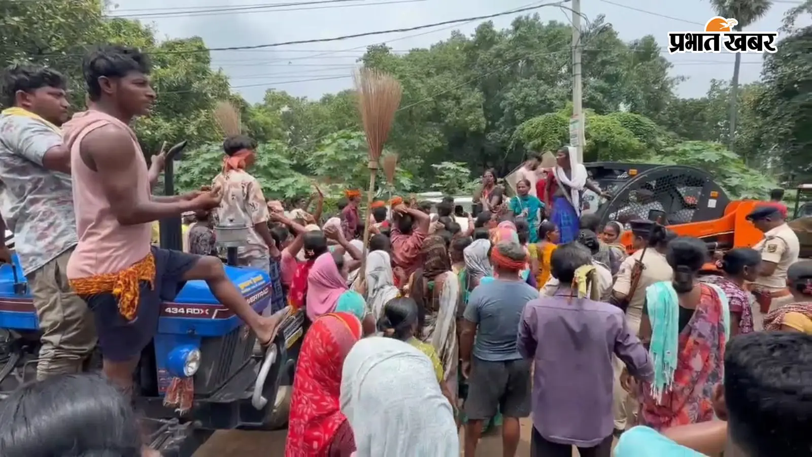पटना में हड़ताल खत्म, मसौढ़ी में सफाई कर्मियों का प्रदर्शन जारी; जेसीबी पर चढ़ीं महिलाएं, बाहरी मजदूरों को लौटाया