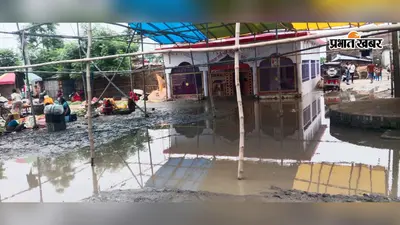 मंदिर परिसर में जलजमाव से बढ़ी परेशानी, कीचड़ और दुर्गंध के बीच आने-जाने को मजबूर श्रद्धालु