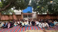 पाकुड़ में स्नातक सीट कटौती के खिलाफ दूसरे दिन भी हड़ताल, छात्रों ने कॉलेज में जड़ा ताला