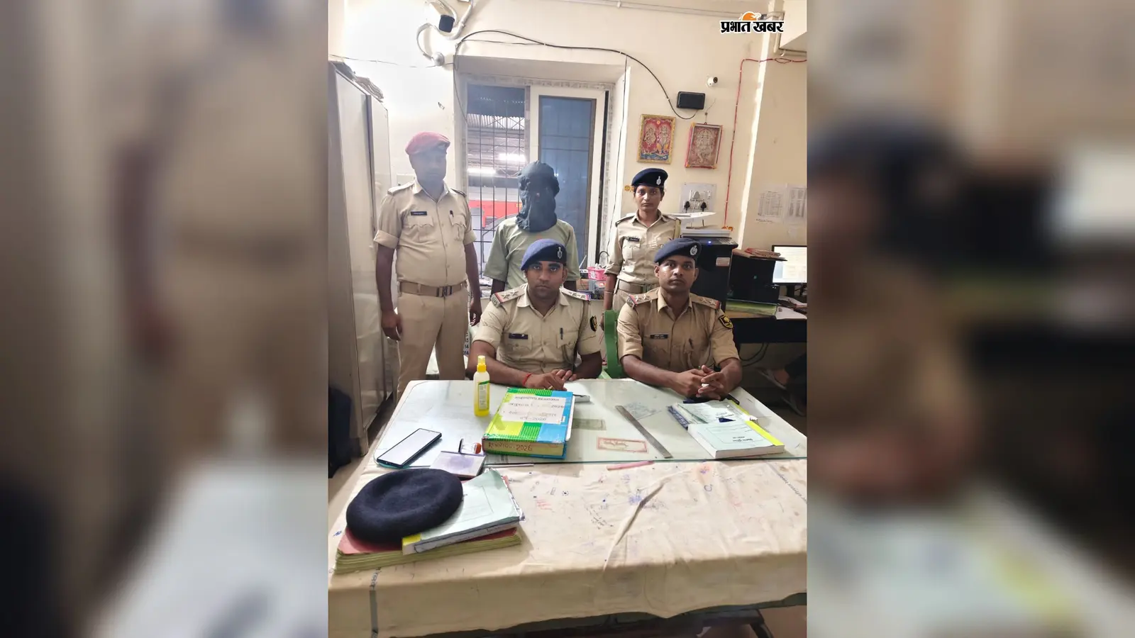 रेलवे प्लेटफॉर्म पर महिला यात्री से चेन छीनकर भाग रहा बदमाश रंगे हाथ गिरफ्तार, चोरी की चेन बरामद