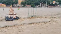 उत्तराखंड में बारिश का कहर! चेतावनी स्तर से ऊपर बह रही गंगा, ऋषिकेश के घाट खाली कराए गए
