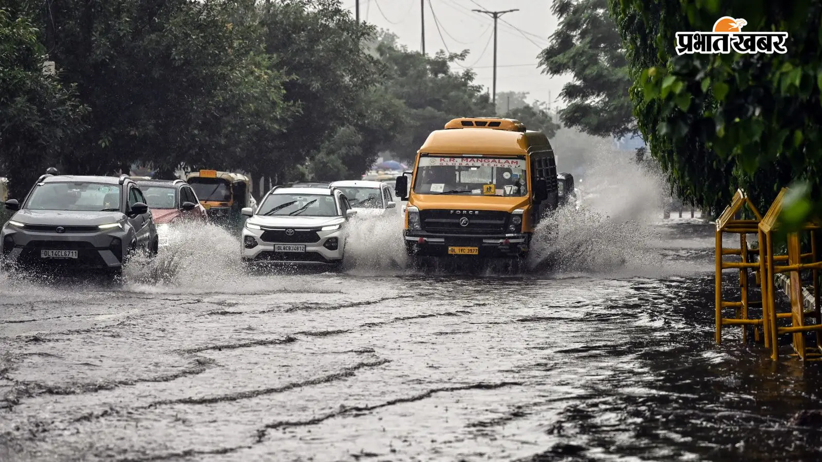 दिल्ली-NCR में बारिश का येलो अलर्ट, गुरुग्राम से नोएडा तक बदला मौसम