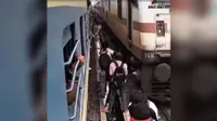 प्लेटफॉर्म पर बड़ा हादसा टला, दो चलती ट्रेनों के बीच फंसे सैकड़ों परीक्षार्थी; भीड़ प्रबंधन पर उठे सवाल