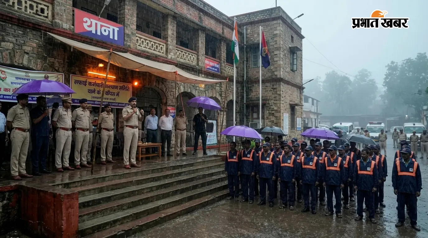 सफाई कर्मियों की हड़ताल पर FIR, सरकारी काम में बाधा और धमकी देने का आरोप