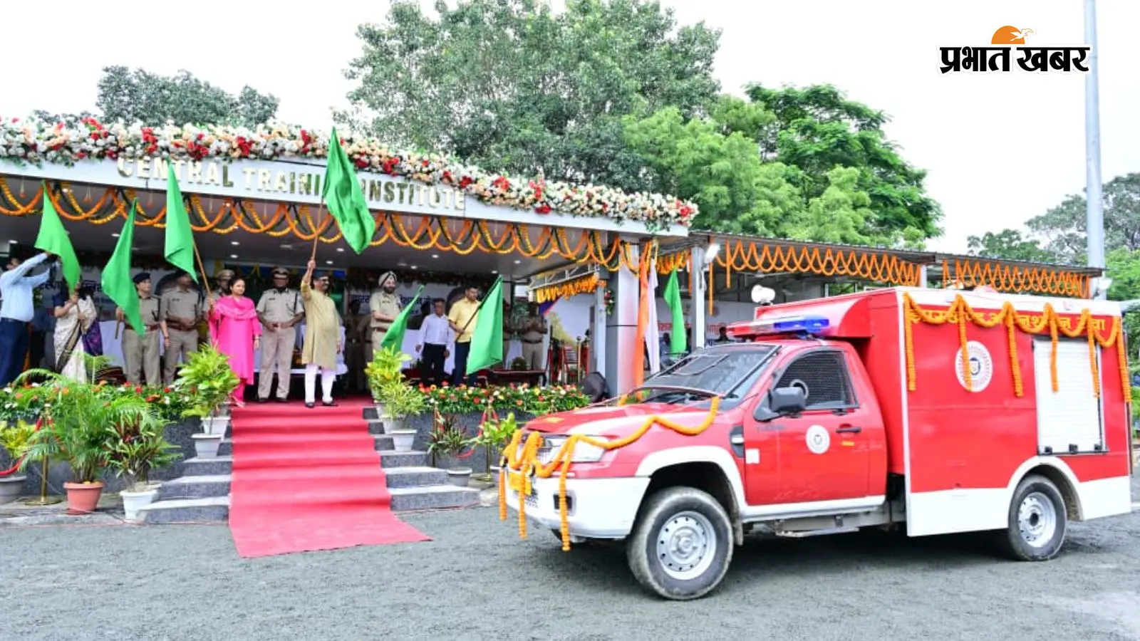 झारखंड में फायर सेफ्टी को मजबूत करने के लिए मुख्यमंत्री हेमंत सोरेन ने 58 आधुनिक मिनी फायर टेंडरों को हरी झंडी दिखाकर रवाना किया. ये वाहन शहरों की तंग गलियों और दुर्गम इलाकों में आग बुझाने में सक्षम होंगे.