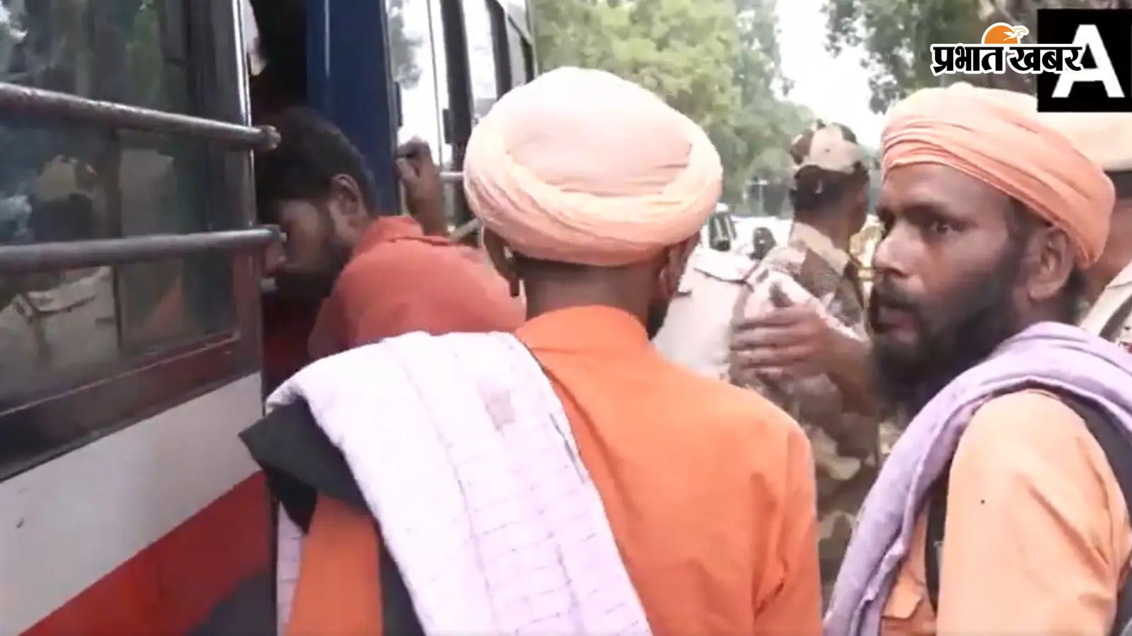 राहुल गांधी के आवास के बाहर प्रदर्शन, साधुओं समेत कई प्रदर्शनकारी हिरासत में