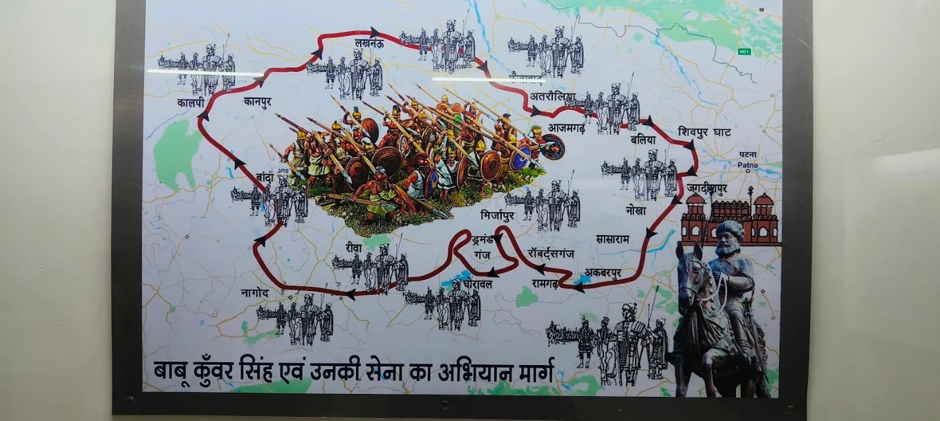 जगदीशपुर किले के संग्रहालय में प्रदर्शित यह ऐतिहासिक मानचित्र "बाबू कुँवर सिंह एवं उनकी सेना का अभियान मार्ग" 1857 के स्वतंत्रता संग्राम के दौरान उनके अदम्य साहस और बेजोड़ सैन्य रणनीतियों के पूरे सफरनामा को बयां करता है. इस नक्शे में लाल रंग की तीरों वाली रेखा के जरिए दिखाया गया है कि कैसे 80 वर्ष की उम्र में भी वीर कुंवर सिंह ने अपनी सेना के साथ बिहार के जगदीशपुर से लेकर सासाराम, रोहतास, रीवा, नागोद, बांदा, कालपी, कानपुर, लखनऊ, अतरौलिया, आजमगढ़, बलिया और शिवपुर घाट तक एक विशाल भौगोलिक क्षेत्र में ब्रिटिश हुकूमत के खिलाफ छापामार युद्ध (गोरिल्ला वॉर) का नेतृत्व किया था. मानचित्र के केंद्र में युद्ध लड़ते सैनिकों के विजुअल और नीचे दाहिनी ओर घोड़े पर सवार वीर कुंवर सिंह की आकृति इस बात की गवाह है कि उन्होंने न सिर्फ अंग्रेजों को कई मोर्चों पर धूल चटाई, बल्कि अलग-अलग राज्यों के राजाओं और क्रांतिकारियों को एकजुट कर इस आंदोलन को एक राष्ट्रीय व्यापकता दी, जो आज भी हर इतिहास प्रेमी को प्रेरित करती है.