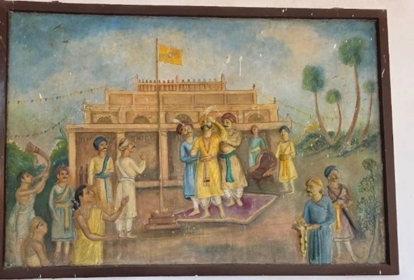 जगदीशपुर किले के संग्रहालय में प्रदर्शित यह ऐतिहासिक भित्ति चित्र बाबू वीर कुंवर सिंह के जीवन के सबसे गौरवशाली और ऐतिहासिक क्षण...जगदीशपुर किले पर विजय पताका फहराने के दृश्य को जीवंत करता है. इस पेंटिंग में भव्य किले की पृष्ठभूमि के सामने स्वतंत्रता के प्रतीक पीले रंग के ध्वज को लहराते हुए दिखाया गया है, जिसके ठीक नीचे पारंपरिक पोशाक पहने बाबू वीर कुंवर सिंह अपने वफादार सेनापतियों और जनता के बीच गर्व से खड़े हैं. चित्र में एक तरफ शंख बजाकर जीत का शंखनाद करते सैनिक और दूसरी तरफ फूलों की थाल लिए हर्षोल्लासित लोग 23 अप्रैल 1858 के उस ऐतिहासिक विजयोत्सव के माहौल को बखूबी बयां करते हैं, जब अंग्रेजों को खदेड़कर यहाँ फिर से स्वाधीनता का परचम लहराया गया था.
