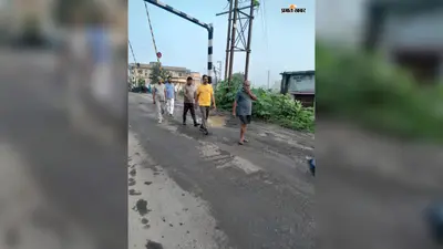 रेलवे गुमटी के पास जर्जर सड़क और अव्यवस्थित यातायात से बढ़ा हादसों का खतरा, डीएम से लगाई गुहार