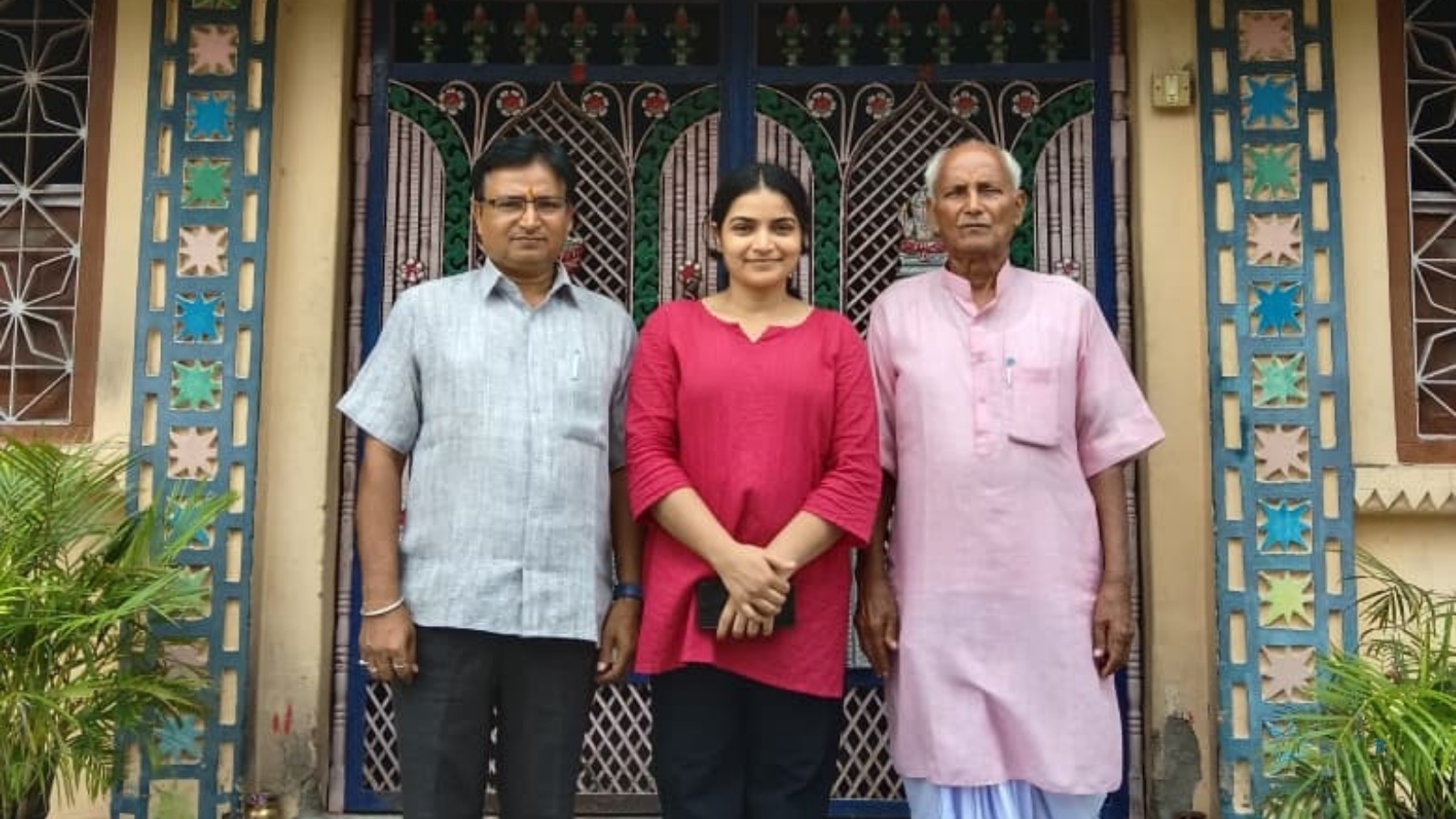 अपने दादा और पिता के साथ सिद्धी रानी