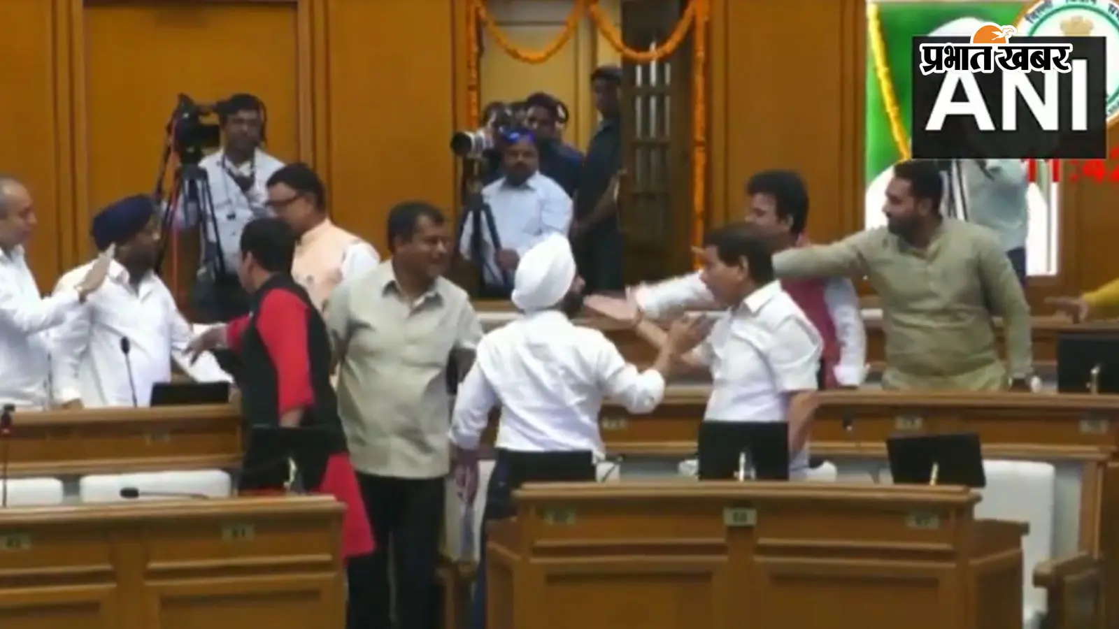 Video : दिल्ली विधानसभा में हंगामा, AAP और BJP विधायक खड़े होकर चिल्लाने लगे