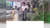 पलामू डीसी ने जमीन पर बैठकर सुनी दृष्टिबाधित बुजुर्ग की फरियाद , दिया जमीन दिलाने का निर्देश