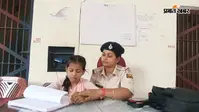 रानीगंज थाने में दिखा फर्ज और ममता का अद्भुत संगम, OD ड्यूटी के साथ बेटी को पढ़ाती नजर आईं प्रशिक्षु दारोगा