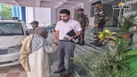 पलामू डीसी ने जमीन पर बैठकर सुनी नेत्रहीन  बुजुर्ग की फरियाद ,दिया जमीन दिलाने का निर्देश