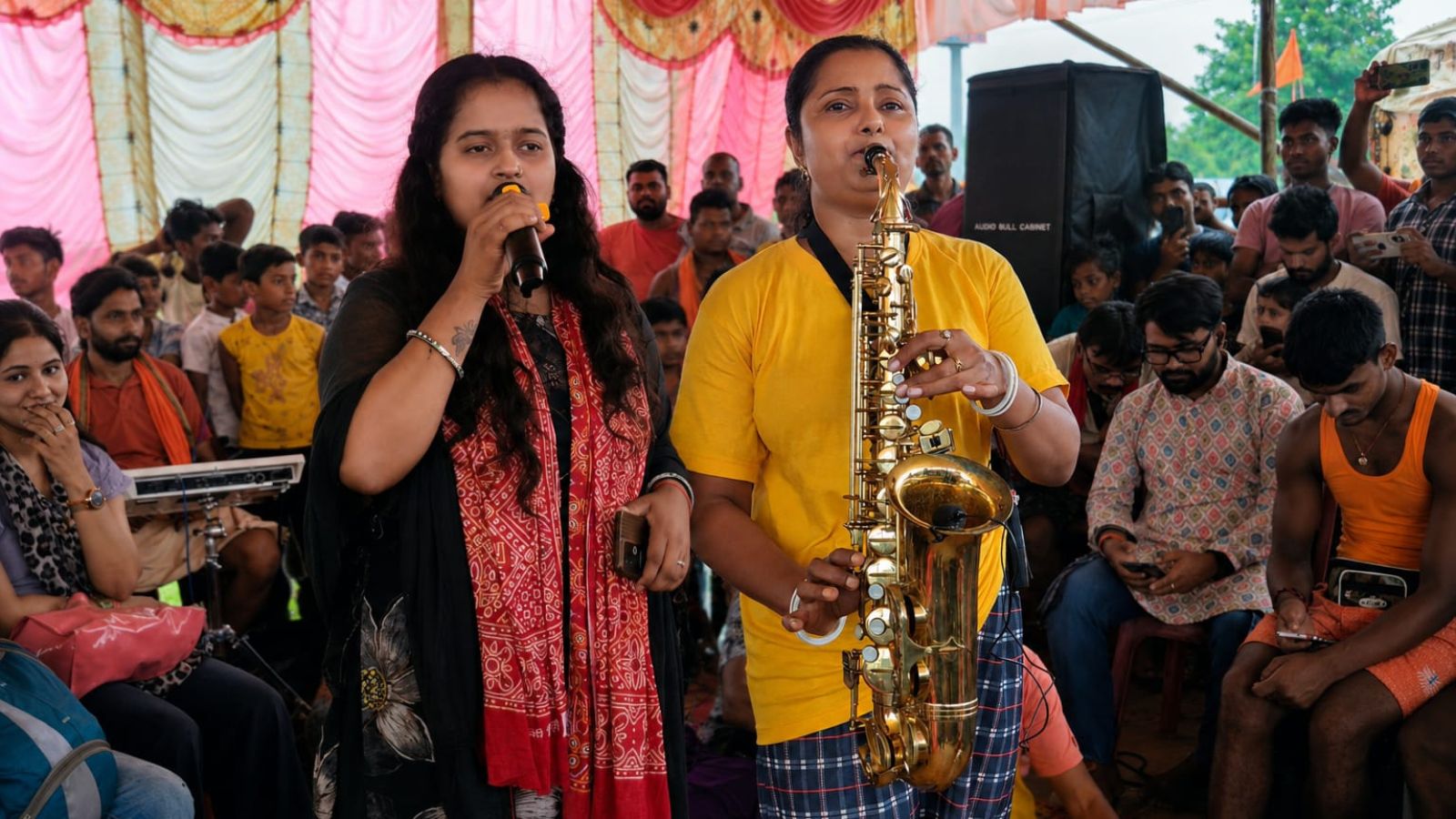 भजन-संगीत की प्रस्तुति देतीं कलाकार.