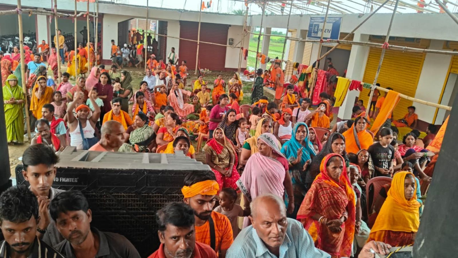भजन-संगीत का आनंद लेते श्रद्धालु.