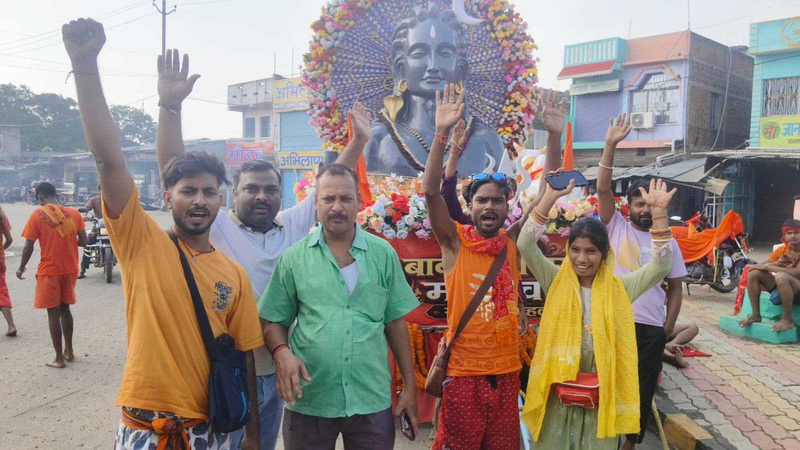 भव्य कांवर लेकर बाबाधाम के लिए रवाना होते कांवरिये.