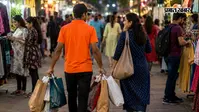 दिल्ली की मार्केट में आया नया जुगाड़, अब बैग उठाने के लिए हायर करें शॉपिंग असिस्टेंट