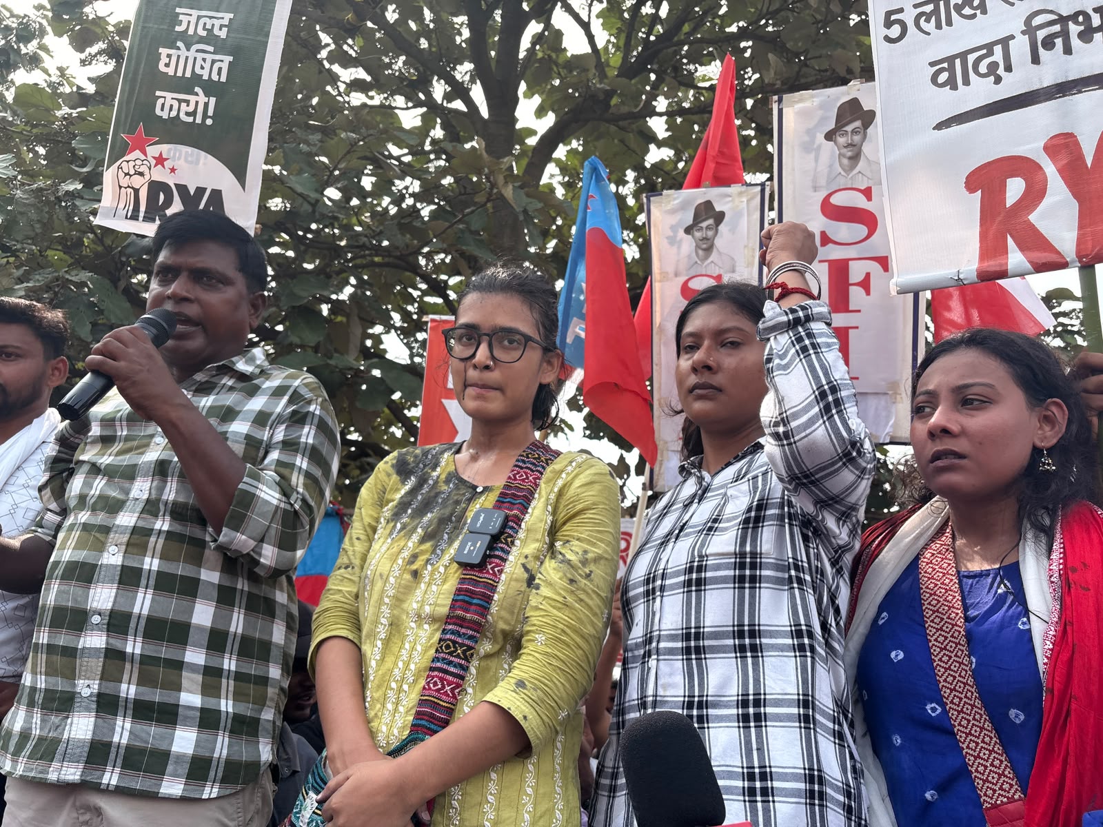 नेहा बोरा के चेहरे और कपड़ों पर लगा इंक