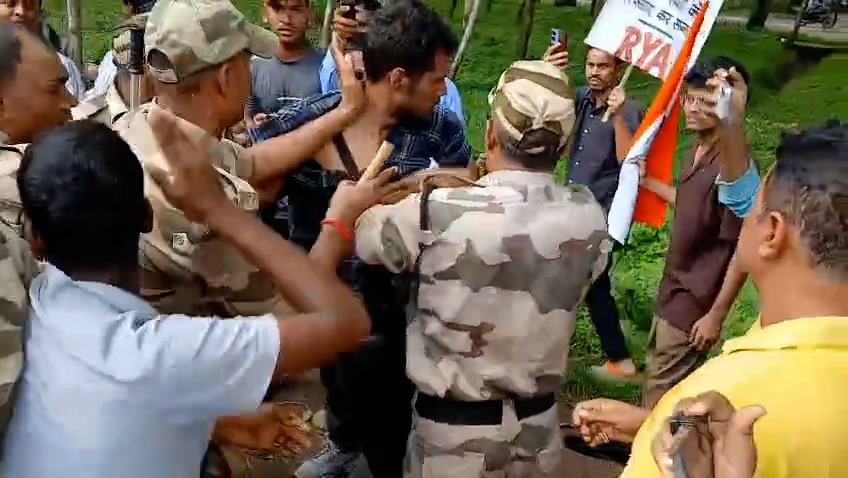 युवक को ले जाती पुलिस
