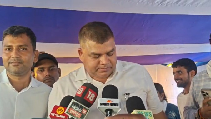 छात्रों से बात करने पहुंचे पदाधिकारी