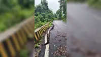 लगातार बारिश से धंसने लगी सेंडेल घाटी में सड़क, हादसा को दे रही दावत