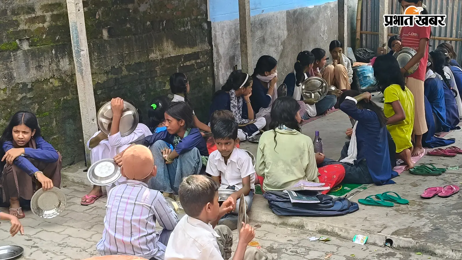 किशनगंज में पोठिया के सरकारी स्कूल की बदहाल तस्वीर, दो कमरों में सिमटी पढ़ाई, स्वच्छ पानी तक नहीं मिल रहा