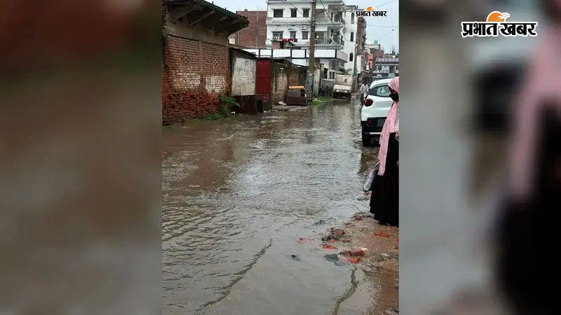 रफीगंज में हल्की बारिश से जलमग्न हुई सड़क, राजा बगीचा वार्ड में जल निकासी व्यवस्था की खुली पोल