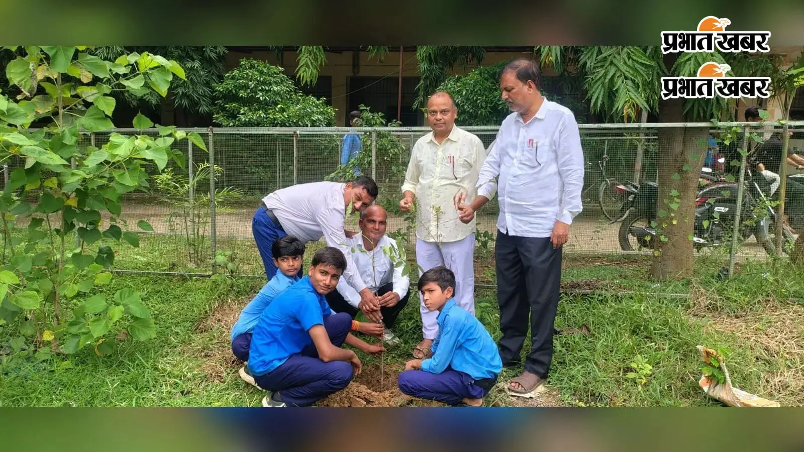 'मां के नाम एक पौधा' अभियान के तहत इंटर विद्यालय रजौली में हुआ वृक्षारोपण