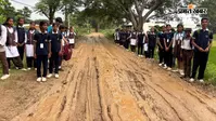 जर्जर सड़क बनी विद्यार्थियों की पढ़ाई में सबसे बड़ी बाधा, कई बच्चों ने विद्यालय जाना किया बंद